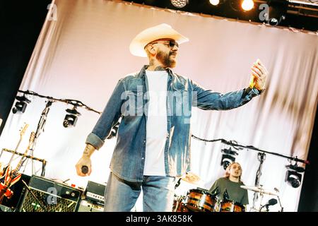 Mailand, Italien. April 2025. Der italienische Rapper J-Ax tritt live mit Bugo auf, während seines letzten Konzerts im Alcatraz in Mailand am 1. April 2025 (Foto: Maria Laura Arturi/NurPhoto). Quelle: NurPhoto SRL/Alamy Live News Stockfoto