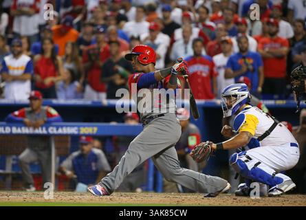 12. März 2017 - Miami, FL, USA - Shortstop der Dominikanischen Republik Jean Segura schlägt im elften Inning eines World Baseball Classic-Spiels am 12. März 2017 im Marlins Park in Miami, Florida, ein Doppelspiel mit drei Runs (Credit Image: © David Santiago/TNS Via ZUMA Wire) Stockfoto