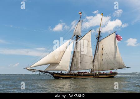 18. Mai 2017: Charleston, SC, Vereinigte Staaten von Amerika - das amerikanische Baltimore Clipper-Schiff Pride of Baltimore II während der Segelparade, die am 18. Mai 2017 in Charleston, South Carolina startet. Das Festival der großen Segelschiffe aus der ganzen Welt wird drei Tage lang das historische Charleston besuchen. (Bild: © Richard Ellis Via ZUMA Wire) Stockfoto