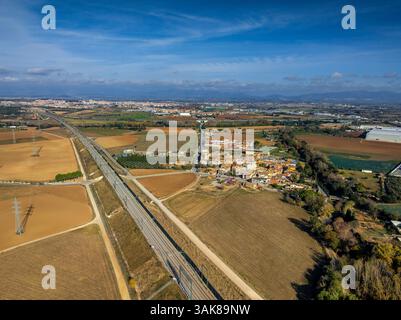 Luftaufnahme der AVE-Hochgeschwindigkeitszuglinie in der Nähe von Figueres an einem Herbstmorgen (Alt Empordà, Girona, Katalonien, Spanien) Stockfoto