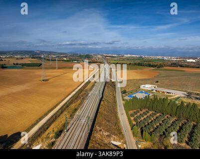 Luftaufnahme der AVE-Hochgeschwindigkeitszuglinie in der Nähe von Figueres an einem Herbstmorgen (Alt Empordà, Girona, Katalonien, Spanien) Stockfoto