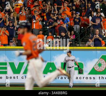 19. Mai 2017: Houston Astros Fans jubeln als Cleveland Indians Right Fielder Michael Brantley (23) nach einem Houston Astros Right Fielder Josh Reddick (22) im dritten Inning während des MLB-Spiels zwischen den Cleveland Indians und den Houston Astros im Minute Maid Park in Houston, Texas. John Glaser/CSM. (Kreditbild: &Copy; John Glaser/CSM via ZUMA Wire) Stockfoto