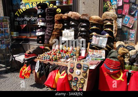Souvenirstand im sowjetischen Stil nahe Checkpoint Charlie in Berlin, mit Militärhüten, Fahnen, Abzeichen, Matryoschka-Puppen, und alte Banknoten Stockfoto