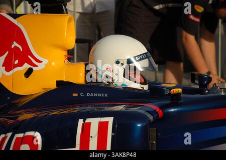 Der ehemalige Profi-Rennfahrer Christian Danner fuhr 2009 in einem Red Bull Formel-1-Rennwagen auf einer Straßendemo-Veranstaltung in Budapest, Ungarn Stockfoto