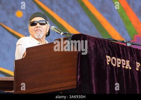 Mai 2017: New Orleans, Lousiana, USA S - ART NEVILLE of the Meters während des New Orleans Jazz & Heritage Festivals in New Orleans, Louisiana (Foto: © Daniel DeSlover/ZUMA Wire) Stockfoto