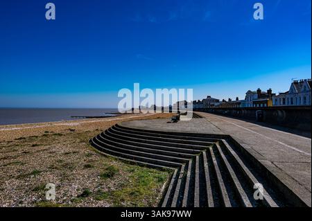 Blick auf Sheerness Leere Promenade und Strand an einem schönen Tag im Frühjahr Stockfoto