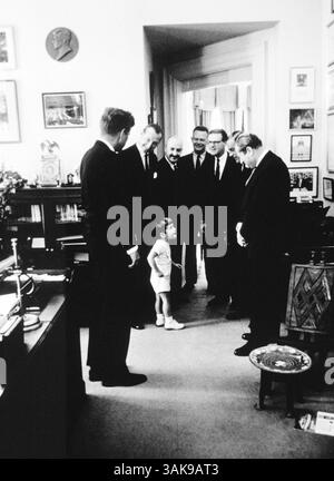 John F. Kennedy, der 35. Präsident der Nation, wäre am 29. Mai 2017 100 Jahre alt geworden. Mit dem hundertjährigen Geburtstag von John F. Kennedy wird das Erbe des ehemaligen Präsidenten landesweit gefeiert. ABBILDUNG: Washington, DC, USA - (Dateifoto. Datum unbekannt) im Weißen Haus, JOHN JR. Hört sich eine Diskussion zwischen Präsident JOHN F. KENNEDY und Mitgliedern seines Kabinetts an. . (Foto: © JFK Collection/ZUMApress.com) Stockfoto