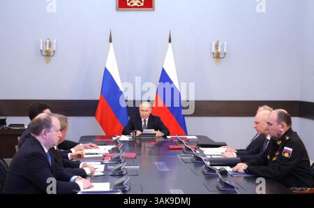 St. Petersburg, Russland. April 2025. Der russische Präsident Wladimir Putin, Vorsitzender eines Treffens zur Erörterung der Entwicklungsstrategie für die russische Marine im Admiralitätsgebäude am 11. April 2025 in St. Petersburg, Russland. Quelle: Gavriil Grigorov/Kreml Pool/Alamy Live News Stockfoto