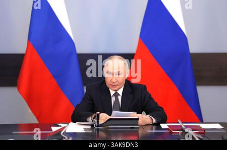 St. Petersburg, Russland. April 2025. Der russische Präsident Wladimir Putin, Vorsitzender eines Treffens zur Erörterung der Entwicklungsstrategie für die russische Marine im Admiralitätsgebäude am 11. April 2025 in St. Petersburg, Russland. Quelle: Gavriil Grigorov/Kreml Pool/Alamy Live News Stockfoto