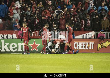31. März 2017 – Toronto, Ontario, Kanada – CLINT IRWIN (1) liegt verletzt auf dem Boden (Bild: © Angel Marchini Via ZUMA Wire) Stockfoto