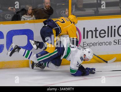 10. Januar 2017 Mike Fisher (12), das Nashville Predators Center, überprüft Vancouver Canucks Verteidiger Alexander Edler (23) während eines Hockeyspiels zwischen den Vancouver Canuck und Nashville Predators in der Bridgestone Arena in Nashville Tennessee. Die Predators treffen mit 1,5 Sekunden nach links die Canucks 2-1 in OT (Credit Image: &Copy; Steve Roberts/Cal Sport Media/CSM via ZUMA Wire) Stockfoto