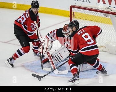 25. Februar 2017: Damon Severson (28) und New Jersey Devils verließen Taylor Hall (9), die New Jersey Devils () im Prudential Center in Newark, New Jersey Devils Torwart Cory Schneider (35) Mike Langish/Cal Sport Media. (Kreditbild: &Copy; Mike Langish/CSM via ZUMA Wire) Stockfoto