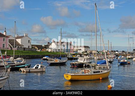 Boote im Hafen, Aberaeron. Stockfoto