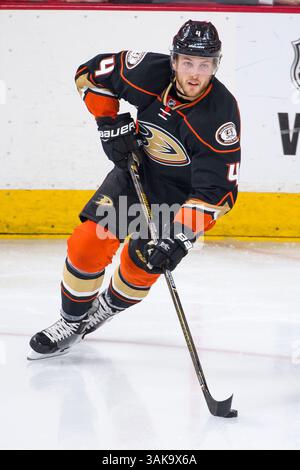 20. Oktober 2016: Anaheim Ducks Defenseman Cam Fowler (4) im NHL-Spiel zwischen den Anaheim Ducks und Philadelphia Flyers im Well Fargo Center in Philadelphia, Pennsylvania. Die Anaheim Ducks gewannen mit 3:2. Christopher SzagolaCal Sport Media (Kreditbild: &Copy; Chris Szagola/CSM via ZUMA Wire) Stockfoto