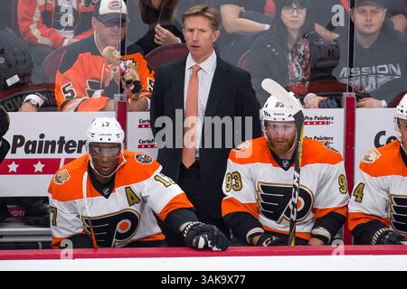 20. Oktober 2016: Dave Hakstol, Head Coach der Philadelphia Flyers, sieht beim NHL-Spiel zwischen den Anaheim Ducks und den Philadelphia Flyers im Well Fargo Center in Philadelphia, Pennsylvania. Die Anaheim Ducks gewannen mit 3:2. Christopher SzagolaCal Sport Media (Kreditbild: &Copy; Chris Szagola/CSM via ZUMA Wire) Stockfoto