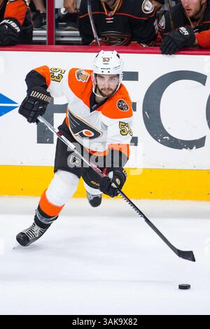20. Oktober 2016: Shayne Gostisbehere (53), Verteidiger der Philadelphia Flyers, im NHL-Spiel zwischen den Anaheim Ducks und Philadelphia Flyers im Well Fargo Center in Philadelphia, Pennsylvania. Die Anaheim Ducks gewannen mit 3:2. Christopher SzagolaCal Sport Media (Kreditbild: &Copy; Chris Szagola/CSM via ZUMA Wire) Stockfoto