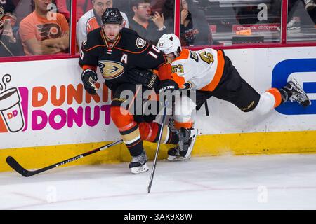 20. Oktober 2016: Anaheim Ducks Right Wing Corey Perry (10) im Kampf gegen den Philadelphia Flyers Verteidiger Shayne Gostisbehere (53) während des NHL-Spiels zwischen den Anaheim Ducks und Philadelphia Flyers im Well Fargo Center in Philadelphia, Pennsylvania. Die Anaheim Ducks gewannen mit 3:2. Christopher SzagolaCal Sport Media (Kreditbild: &Copy; Chris Szagola/CSM via ZUMA Wire) Stockfoto