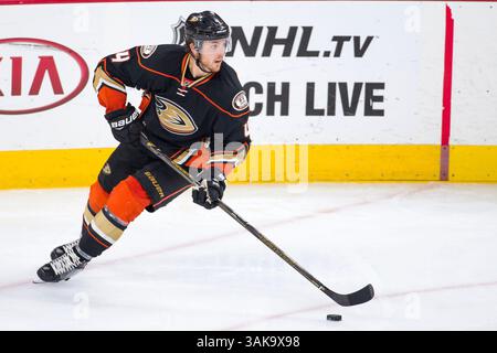 20. Oktober 2016: Anaheim Ducks Defenseman Cam Fowler (4) im NHL-Spiel zwischen den Anaheim Ducks und Philadelphia Flyers im Well Fargo Center in Philadelphia, Pennsylvania. Die Anaheim Ducks gewannen mit 3:2. Christopher SzagolaCal Sport Media (Kreditbild: &Copy; Chris Szagola/CSM via ZUMA Wire) Stockfoto