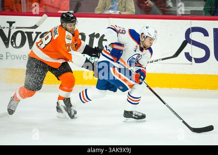8. Dezember 2016: Edmonton Oilers Center Leon Draisaitl (29) im Kampf gegen Philadelphia Flyers verließ Pierre-Edouard Bellemare (78) während des NHL-Spiels zwischen den Edmonton Oilers und Philadelphia Flyers im Well Fargo Center in Philadelphia, Pennsylvania. Die Philadelphia Flyers gewannen mit 6:5. Christopher SzagolaCal Sport Media (Kreditbild: &Copy; Chris Szagola/CSM via ZUMA Wire) Stockfoto