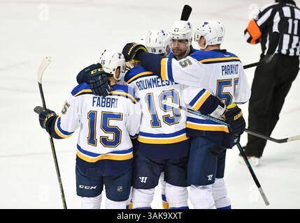 Dezember 2016.St. Louis Blues Center Patrik Berglund (21) feiert 2-2 mit dem St. Louis Blues Center Robby Fabbri (15) und dem St. Louis Blues Defenseman Colton Parayko (55) und dem St. Louis Blues Defenseman Jay Bouwmeester (19) während eines Spiels zwischen den St Louis Blues und den Dallas Stars im American Airlines Center in Dallas Texas. Manny Flores/Cal Sport Media Stockfoto