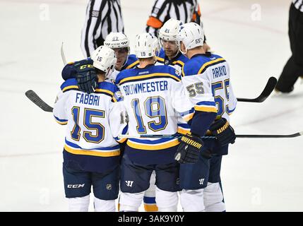 Dezember 2016.St. Louis Blues Center Patrik Berglund (21) feiert 2-2 mit dem St. Louis Blues Center Robby Fabbri (15) und dem St. Louis Blues Defenseman Colton Parayko (55) und dem St. Louis Blues Defenseman Jay Bouwmeester (19) während eines Spiels zwischen den St Louis Blues und den Dallas Stars im American Airlines Center in Dallas Texas. Manny Flores/Cal Sport Media Stockfoto