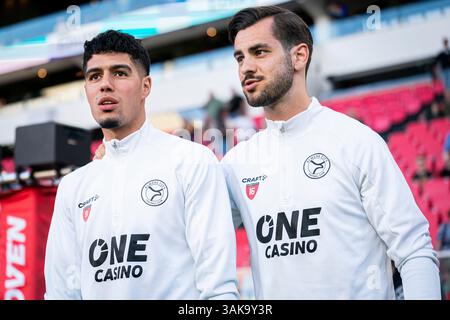 Eindhoven, Niederlande. April 2025. EINDHOVEN, NIEDERLANDE - 12. APRIL: Anas Tahiri von Almere City FC und Adi Nalic von Almere City FC schauen sich vor dem niederländischen Eredivisie-Spiel zwischen PSV und Almere City FC im Philips Stadion am 12. April 2025 in Eindhoven (Niederlande) an. (Foto von Joris Verwijst/Orange Pictures) Credit: Orange Pics BV/Alamy Live News Stockfoto