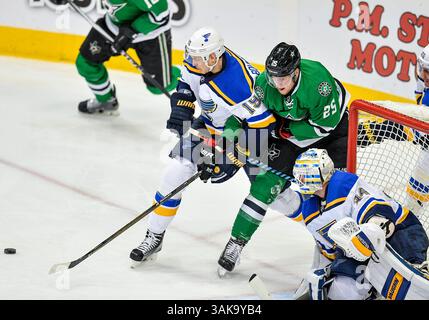 Dezember 2016.St. Louis Blues Verteidiger Jay Bouwmeester (19) und St. Louis Blues Torwart Jake Allen (34) kämpfen um einen losen Puck. Während eines Spiels zwischen den St Louis Blues und den Dallas Stars im American Airlines Center in Dallas, Texas. Manny Flores/Cal Sport Media Stockfoto