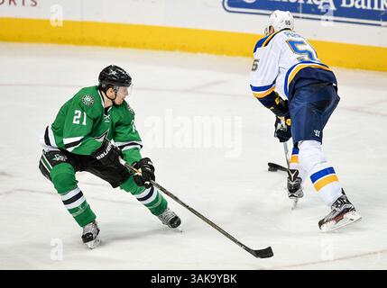 Dezember 2016.St. Louis Blues Defenseman Colton Parayko (55) geht um die Dallas Stars links Antoine Roussel (21). Während eines Spiels zwischen den St Louis Blues und den Dallas Stars im American Airlines Center in Dallas Texas. Manny Flores/Cal Sport Media Stockfoto