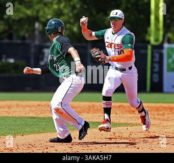 5. März 2017 - Coral Gables, FL, USA - Miami Shortstop Romy Gonzalez (10) jagt Dartmouth Justin Fowler (25) am Sonntag, 5. März 2017 in Coral Gables, Florida. (Bild: © Patrick Farrell/TNS via ZUMA Wire) Stockfoto