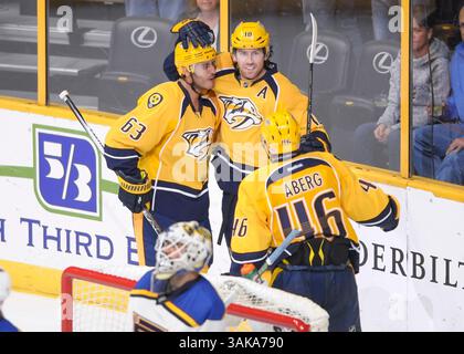 10. November 2016 Nashville Predators Linksflügel Pontus Aberg (46) und Nashville Predators Center Mike Ribeiro (63) feiern das Tor der Nashville Predators im rechten Flügel James Neal (18) während eines Hockeyspiels zwischen den St. Louis Blues gegen Nashville Predators in der Bridgestone Arena in Nashville Tennessee. Steve Roberts/CSM (Credit Image: &Copy; Steve Roberts/Cal Sport Media/CSM via ZUMA Wire) Stockfoto
