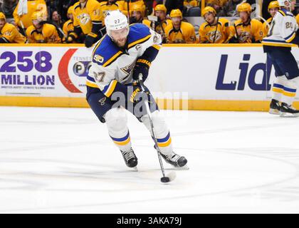 10. November 2016 Alex Pietrangelo (27) kontrolliert Puck während eines Hockeyspiels zwischen den St. Louis Blues gegen Nashville Predators in der Bridgestone Arena in Nashville Tennessee. Steve Roberts/CSM (Credit Image: &Copy; Steve Roberts/Cal Sport Media/CSM via ZUMA Wire) Stockfoto