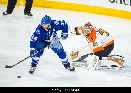 19. November 2016: Tampa Bay Lightning Right Wing Ryan Callahan (24) im Kampf gegen den Philadelphia Flyers Torwart Steve Mason (35) während des NHL-Spiels zwischen den Tampa Bay Lightning und den Philadelphia Flyers im Well Fargo Center in Philadelphia, Pennsylvania. Christopher SzagolaCSM(Kreditbild: &Copy; Chris Szagola/CSM via ZUMA Wire) Stockfoto