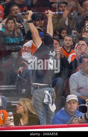 19. November 2016: Tampa Bay Lightning-Fan hält den Stick aus dem Tampa Bay Lightning Center, Tyler Johnson (9), während er während des NHL-Spiels zwischen den Tampa Bay Lightning und den Philadelphia Flyers im Well Fargo Center in Philadelphia, Pennsylvania, ein Johnson-T-Shirt trägt. Die Tampa Bay Lightning gewann mit 3:0. Christopher SzagolaCSM(Kreditbild: &Copy; Chris Szagola/CSM via ZUMA Wire) Stockfoto