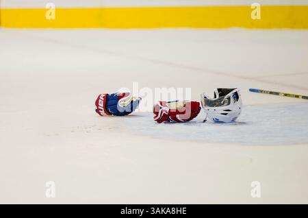 2. Dezember 2016: Stock, Handschuhe, Helm und Blut des rechten Flügels von Montreal Canadiens Alexander Radulov (47) lagen auf dem Eis während des NHL-Eishockeyspiels zwischen den Montreal Canadiens und den San Jose Sharks im SAP Center in San Jose, CA. Damon Tarver/Cal Sport Media (Kreditbild: &Copy; Damon Tarver/CSM via ZUMA Wire) Stockfoto