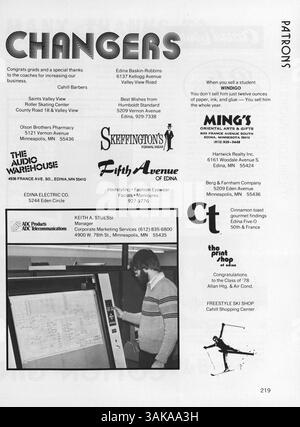 Das Jahrbuch „Windigo 78“ von der Edina West High School beleuchtet das Schuljahr 1977-1978 und zeigt Schüleraktivitäten, akademische Leistungen und sportliche Veranstaltungen. Stockfoto