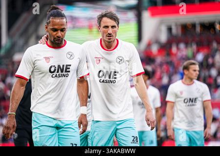 Eindhoven, Niederlande. April 2025. EINDHOVEN, NIEDERLANDE - 12. APRIL: Tim Receveur von Almere City FC spricht mit Marvin Martens vom Almere City FC vor dem niederländischen Eredivisie-Spiel zwischen PSV und Almere City FC im Philips Stadion am 12. April 2025 in Eindhoven, Niederlande. (Foto von Joris Verwijst/Orange Pictures) Credit: Orange Pics BV/Alamy Live News Stockfoto