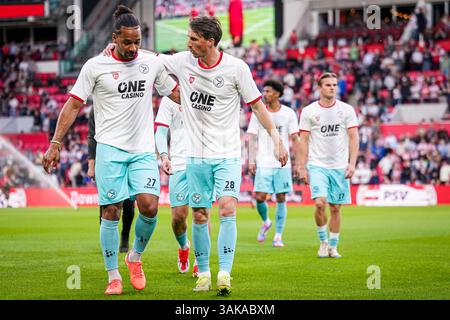 Eindhoven, Niederlande. April 2025. EINDHOVEN, NIEDERLANDE - 12. APRIL: Tim Receveur von Almere City FC spricht mit Marvin Martens vom Almere City FC vor dem niederländischen Eredivisie-Spiel zwischen PSV und Almere City FC im Philips Stadion am 12. April 2025 in Eindhoven, Niederlande. (Foto von Joris Verwijst/Orange Pictures) Credit: Orange Pics BV/Alamy Live News Stockfoto