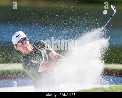 März 2017 – Orlando, FL, USA S: Paul Casey aus England schlägt aus dem 17. Grünen Seitenbunker während der Finalrunde des Arnold Palmer Invitational, präsentiert von Mastercard im Arnold Palmer's Bay Hill Club & Lodge in Orlando, FL. Romeo T Guzman/CSM. (Kreditbild: &Copy; Romeo Guzman/CSM via ZUMA Wire) Stockfoto