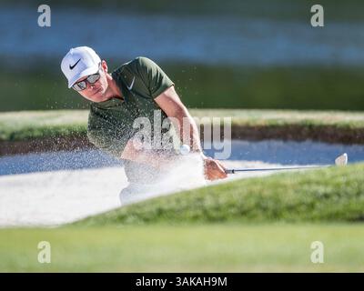 März 2017 – Orlando, FL, USA S: Paul Casey aus England schlägt aus dem 17. Grünen Seitenbunker während der Finalrunde des Arnold Palmer Invitational, präsentiert von Mastercard im Arnold Palmer's Bay Hill Club & Lodge in Orlando, FL. Romeo T Guzman/CSM. (Kreditbild: &Copy; Romeo Guzman/CSM via ZUMA Wire) Stockfoto