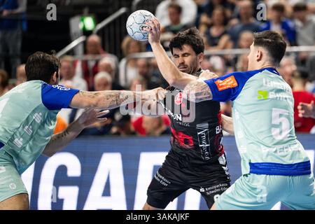 Köln, Deutschland. April 2025. Handball: DHB Cup, MT Melsungen - HBW Balingen-Weilstetten, Finale vier, Halbfinale, Lanxess Arena. Csaba Leimeter (r) und Max Santos (l) versuchen, Melsungen Erik Balenciaga davon abzuhalten, einen Schuss zu schießen. Quelle: Marius Becker/dpa/Alamy Live News Stockfoto