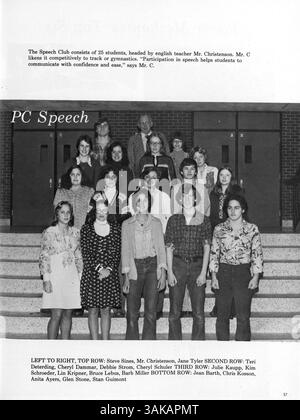 Park Center High’s 1977 Yearbook, Pirate Vol. VI spiegelt die Ereignisse, die Leichtathletik und das akademische Leben an der Schule während des Schuljahres 1972-1973 wider und zeigt die Leistungen der Schüler, Porträts und die lebendige Kultur der Schule. Stockfoto