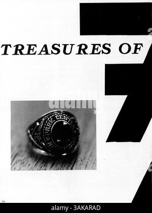 Pirate Vol. VI: Treasures from 1977 dokumentiert die akademischen, sportlichen und außerschulischen Höhepunkte des Schuljahres 1972-1973 der Park Center High. Stockfoto