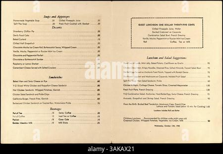 Dieses Menü aus dem Young Quinlan Fountain Room ist zweifach gefaltet und mit einem Korallenlogo und einer Illustration einer Werbeaktion für einen Kleiderladen auf der Rückseite versehen. Auf der Speisekarte stehen Desserts, Sandwiches, Getränke, Hauptgerichte zum Mittagessen und Salate. Stockfoto