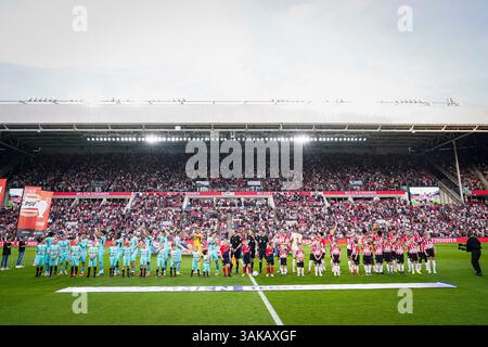 Eindhoven, Niederlande. April 2025. EINDHOVEN, NIEDERLANDE - 12. APRIL: Spieler von Almere City FC und PSV vor dem niederländischen Eredivisie-Spiel zwischen PSV und Almere City FC im Philips Stadion am 12. April 2025 in Eindhoven, Niederlande. (Foto von Joris Verwijst/Orange Pictures) Credit: Orange Pics BV/Alamy Live News Stockfoto