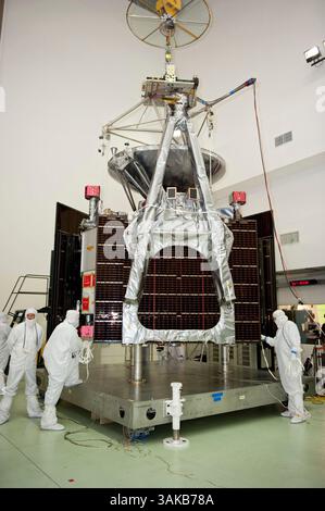16. Juni 2011: Juno ist eine Raumsonde der NASA, die den Planeten Jupiter umkreist. Es wurde von Lockheed Martin gebaut und wird vom Jet Propulsion Laboratory der NASA betrieben. Die Raumsonde wurde am 5. August 2011 von der Cape Canaveral Air Force Station (UTC) aus gestartet, als Teil des New Frontiers-Programms, und trat am 5. Juli 2016 in eine polare Umlaufbahn des Jupiter ein, um eine wissenschaftliche Untersuchung des Planeten zu beginnen. Nach Abschluss der Mission wird Juno absichtlich in Jupiters Atmosphäre entorbiert. Junos Mission ist es, Jupiters Zusammensetzung, Schwerkraftfeld, Magnetfeld und polare Magnetosphäre zu messen. It Stockfoto