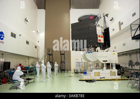 16. Juni 2011: Juno ist eine Raumsonde der NASA, die den Planeten Jupiter umkreist. Es wurde von Lockheed Martin gebaut und wird vom Jet Propulsion Laboratory der NASA betrieben. Die Raumsonde wurde am 5. August 2011 von der Cape Canaveral Air Force Station (UTC) aus gestartet, als Teil des New Frontiers-Programms, und trat am 5. Juli 2016 in eine polare Umlaufbahn des Jupiter ein, um eine wissenschaftliche Untersuchung des Planeten zu beginnen. Nach Abschluss der Mission wird Juno absichtlich in Jupiters Atmosphäre entorbiert. Junos Mission ist es, Jupiters Zusammensetzung, Schwerkraftfeld, Magnetfeld und polare Magnetosphäre zu messen. It Stockfoto