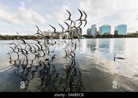 8. Januar 2015: Orlando, FL, Vereinigte Staaten von Amerika - Skulptur Take Flight des Künstlers Douwe Blumberg am Lake Eola in Orlando, Florida. Lake Eola Park liegt im Herzen der Innenstadt von Orlando und Heimat des Walt Disney Amphitheaters. (Bild: © Richard Ellis Via ZUMA Wire) Stockfoto