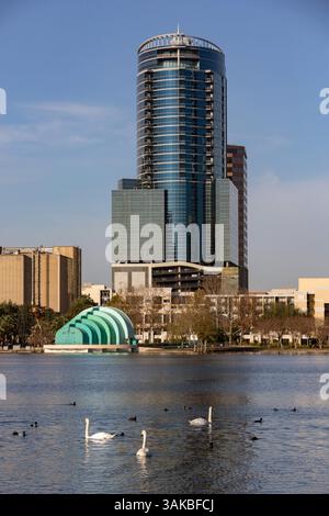 Januar 2015 - Orlando, FL, Vereinigte Staaten von Amerika - Blick auf die Skyline des Lake Eola in Orlando, Florida. Lake Eola Park liegt im Herzen der Innenstadt von Orlando und Heimat des Walt Disney Amphitheaters. (Bild: © Richard Ellis Via ZUMA Wire) Stockfoto