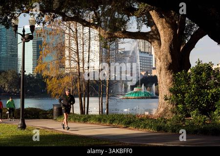 10. Januar 2015 - Orlando, FL, Vereinigte Staaten von Amerika - Läufer auf dem Weg im Lake Eola Park in Orlando, Florida. Lake Eola Park liegt im Herzen der Innenstadt von Orlando und Heimat des Walt Disney Amphitheaters. (Bild: © Richard Ellis Via ZUMA Wire) Stockfoto