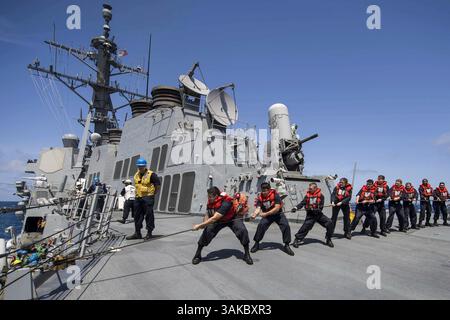 April 2017 - USS Shoup (DDG 86), Pazifik - Heaving a Line. Seeleute an Bord der USS Shoup heave Line während einer Auffüllung auf See im Pazifischen Ozean am 13. April 2017. Das Schiff war unterwegs und führte eine Übung für eine zusammengesetzte Trainingseinheit durch, um sich auf einen Einsatz vorzubereiten. (Bild: © Seaman Maria Alvarez/DoD Via ZUMA Wire/ZUMAPRESS.com) Stockfoto